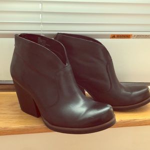 Korkease Black booties